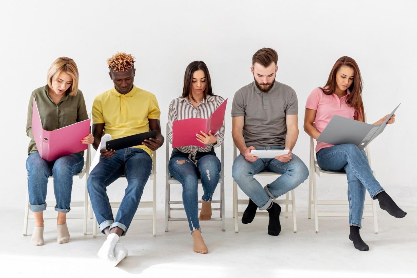 Рабочее место с финансовыми документами и инструментами планирования